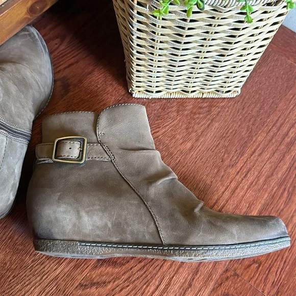 Dansko Burnished Nubuck Lia Wedge Bootie Size 40 (9.5) - Picture 10 of 14